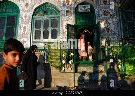 Srinagar, India. 17 luglio 2021. I devoti musulmani del Kashmiri si riuniscono all'interno del santuario durante le urs di Syed Ali Hamadani a Srinagar.centinaia di musulmani del Kashmiri si sono riuniti a Shrines per commemorare l'anniversario della morte di un famoso santo sufi, Mir Syed Ali Hamadani. Credit: SOPA Images Limited/Alamy Live News Foto Stock