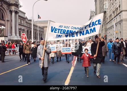 Dimostrazione della guerra contro il Vietnam, Fifth Avenue, New York City, New York, Stati Uniti, Bernard Gotfryd, aprile 1969 Foto Stock