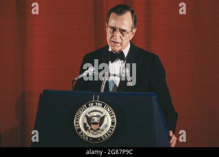 Vice Presidente degli Stati Uniti George H.W. Bush, Ritratto a mezza lunghezza durante il discorso, Bernard Gotfryd, marzo 1982 Foto Stock