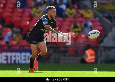 Londra, Regno Unito. 17 luglio 2021. Gareth o'Brien (31) di Castleford Tigers passa a Londra, Regno Unito il 7/17/2021. (Foto di Richard Long/ RL Photography/News Images/Sipa USA) Credit: Sipa USA/Alamy Live News Foto Stock