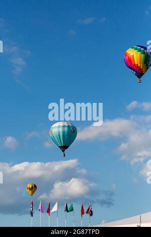 Marathon City, Wisconsin, USA, 9 luglio 2021, Assaggia il festival della mongolfiera N Glow Balloon Fest, a ovest di Wausau, verticale Foto Stock