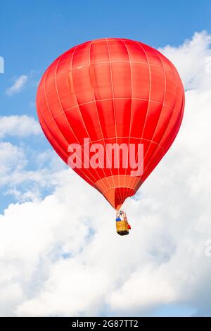 Marathon City, Wisconsin, USA, 9 luglio 2021, Assaggia il festival della mongolfiera N Glow Balloon Fest, a ovest di Wausau, verticale Foto Stock