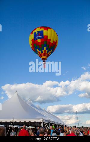 Marathon City, Wisconsin, USA, 9 luglio 2021, Taste N Glow Balloon Fest, primo annuale, verticale Foto Stock