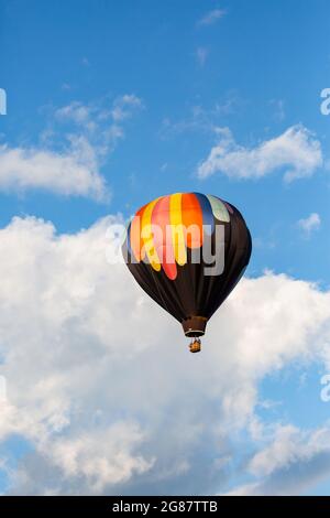 Marathon City, Wisconsin, USA, 9 luglio 2021, Assaggia il festival della mongolfiera N Glow Balloon Fest, a ovest di Wausau, verticale Foto Stock