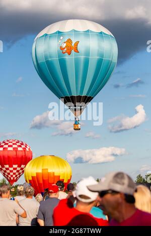 Marathon City, Wisconsin, USA, 9 luglio 2021, Assaggia il festival della mongolfiera N Glow Balloon Fest, a ovest di Wausau, verticale Foto Stock