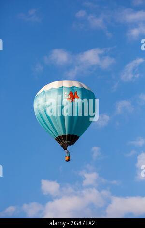 Marathon City, Wisconsin, USA, 9 luglio 2021, Assaggia il festival della mongolfiera N Glow Balloon Fest, a ovest di Wausau, verticale Foto Stock