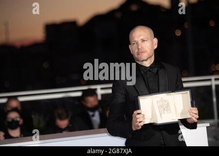 Nadav Lapid si pone con il Premio della Giuria ex-aequo per Ha'berech durante il 74a edizione del Festival del Cinema di Cannes il 17 luglio 2021 a Cannes, Francia. Foto di David Niviere/ABACAPRESS.COM Foto Stock