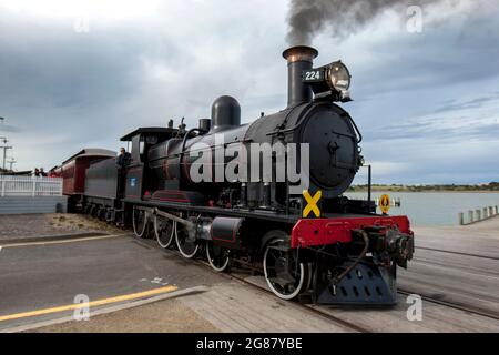 Il Cockle Train guidato dalla RX 224, una locomotiva a vapore costruita nel 1915, parte dalla stazione di Goolwa in Australia del Sud. Foto Stock
