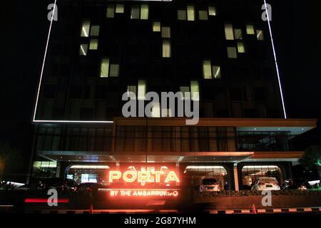 Yogyakarta, Indonesia. 17 luglio 2021. L'hotel accende le luci della camera e forma un segno d'amore durante l'azione Jogja with Love a Yogyakarta, Indonesia, il 17 luglio 2021. Gli hotel illuminano un certo numero di luci della stanza o in ogni hotel per formare un cuore come azione di solidarietà in hotel a Yogyakarta contro la condizione l'epidemia di COVID-19 ed è un simbolo di empatia, uno spirito di sostegno di insieme per i lavoratori medici che combattono il coronavirus COVID-19. (Foto di Devi Rahman/INA Photo Agency/Sipa USA) Credit: Sipa USA/Alamy Live News Foto Stock