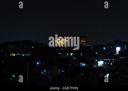 Yogyakarta, Indonesia. 17 luglio 2021. L'hotel accende le luci della camera e forma un segno d'amore durante l'azione Jogja with Love a Yogyakarta, Indonesia, il 17 luglio 2021. Gli hotel illuminano un certo numero di luci della stanza o in ogni hotel per formare un cuore come azione di solidarietà in hotel a Yogyakarta contro la condizione l'epidemia di COVID-19 ed è un simbolo di empatia, uno spirito di sostegno di insieme per i lavoratori medici che combattono il coronavirus COVID-19. (Foto di Devi Rahman/INA Photo Agency/Sipa USA) Credit: Sipa USA/Alamy Live News Foto Stock