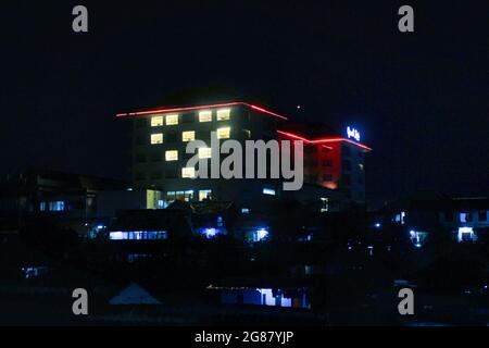 Yogyakarta, Indonesia. 17 luglio 2021. L'hotel accende le luci della camera e forma un segno d'amore durante l'azione Jogja with Love a Yogyakarta, Indonesia, il 17 luglio 2021. Gli hotel illuminano un certo numero di luci della stanza o in ogni hotel per formare un cuore come azione di solidarietà in hotel a Yogyakarta contro la condizione l'epidemia di COVID-19 ed è un simbolo di empatia, uno spirito di sostegno di insieme per i lavoratori medici che combattono il coronavirus COVID-19. (Foto di Devi Rahman/INA Photo Agency/Sipa USA) Credit: Sipa USA/Alamy Live News Foto Stock
