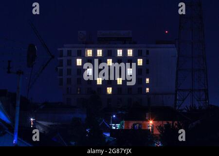 Yogyakarta, Indonesia. 17 luglio 2021. L'hotel accende le luci della camera e forma un segno d'amore durante l'azione Jogja with Love a Yogyakarta, Indonesia, il 17 luglio 2021. Gli hotel illuminano un certo numero di luci della stanza o in ogni hotel per formare un cuore come azione di solidarietà in hotel a Yogyakarta contro la condizione l'epidemia di COVID-19 ed è un simbolo di empatia, uno spirito di sostegno di insieme per i lavoratori medici che combattono il coronavirus COVID-19. (Foto di Devi Rahman/INA Photo Agency/Sipa USA) Credit: Sipa USA/Alamy Live News Foto Stock