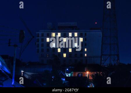 Yogyakarta, Indonesia. 17 luglio 2021. L'hotel accende le luci della camera e forma un segno d'amore durante l'azione Jogja with Love a Yogyakarta, Indonesia, il 17 luglio 2021. Gli hotel illuminano un certo numero di luci della stanza o in ogni hotel per formare un cuore come azione di solidarietà in hotel a Yogyakarta contro la condizione l'epidemia di COVID-19 ed è un simbolo di empatia, uno spirito di sostegno di insieme per i lavoratori medici che combattono il coronavirus COVID-19. (Foto di Devi Rahman/INA Photo Agency/Sipa USA) Credit: Sipa USA/Alamy Live News Foto Stock