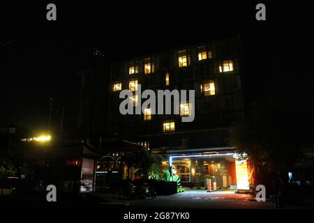 Yogyakarta, Indonesia. 17 luglio 2021. L'hotel accende le luci della camera e forma un segno d'amore durante l'azione Jogja with Love a Yogyakarta, Indonesia, il 17 luglio 2021. Gli hotel illuminano un certo numero di luci della stanza o in ogni hotel per formare un cuore come azione di solidarietà in hotel a Yogyakarta contro la condizione l'epidemia di COVID-19 ed è un simbolo di empatia, uno spirito di sostegno di insieme per i lavoratori medici che combattono il coronavirus COVID-19. (Foto di Devi Rahman/INA Photo Agency/Sipa USA) Credit: Sipa USA/Alamy Live News Foto Stock