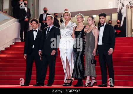 Cannes, Francia. 13 luglio 2021. CANNES - 13 LUGLIO: Jean-Christophe Reymond, Vincent Lindon, Julia Ducournau, Agathe Rousselle, Garance Marillier e Lai's Salameh arrivano alla prima di ' TITANE ' durante il 74a Festival di Cannes il 13 luglio 2021 al Palais des Festivals di Cannes, Francia. (Foto di Lyvans Boolaky/ÙPtertainment/Sipa USA) Credit: Sipa USA/Alamy Live News Foto Stock