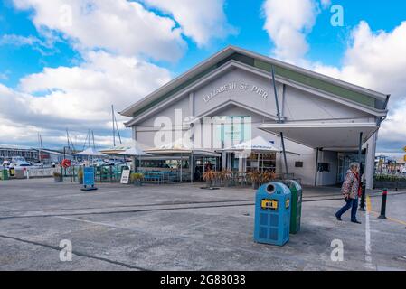 Il molo di Elizabeth Street si trova sul lungomare di Sullivan Cove, nel centro di Hobart. Il molo a 1930 dita ospita un hotel, un caffè e numerosi ristoranti Foto Stock