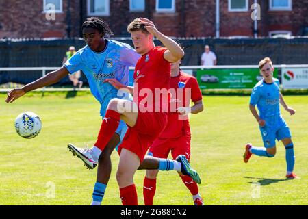 Il Warrington Rylands 1906 FC ha ospitato il Coventry City FC U23 nella terza partita di calcio pre-stagione della stagione 2021-2022 Foto Stock
