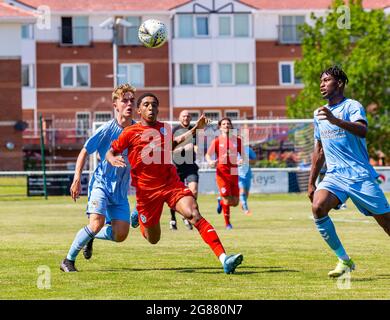 Il Warrington Rylands 1906 FC ha ospitato il Coventry City FC U23 nella terza partita di calcio pre-stagione della stagione 2021-2022 Foto Stock