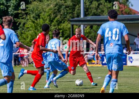 Il Warrington Rylands 1906 FC ha ospitato il Coventry City FC U23 nella terza partita di calcio pre-stagione della stagione 2021-2022 Foto Stock
