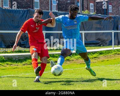 Il Warrington Rylands 1906 FC ha ospitato il Coventry City FC U23 nella terza partita di calcio pre-stagione della stagione 2021-2022 Foto Stock