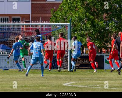 Il Warrington Rylands 1906 FC ha ospitato il Coventry City FC U23 nella terza partita di calcio pre-stagione della stagione 2021-2022 Foto Stock