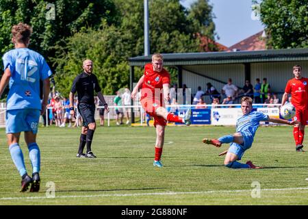 Il Warrington Rylands 1906 FC ha ospitato il Coventry City FC U23 nella terza partita di calcio pre-stagione della stagione 2021-2022 Foto Stock