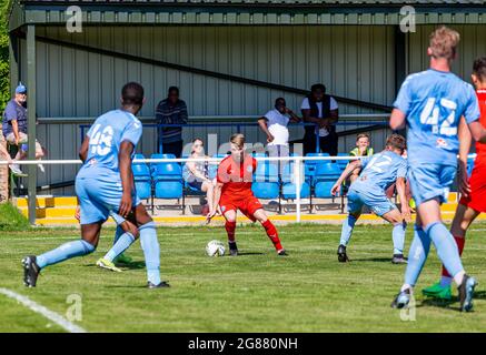 Il Warrington Rylands 1906 FC ha ospitato il Coventry City FC U23 nella terza partita di calcio pre-stagione della stagione 2021-2022 Foto Stock