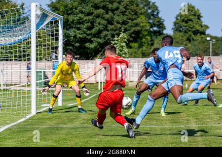 Il Warrington Rylands 1906 FC ha ospitato il Coventry City FC U23 nella terza partita di calcio pre-stagione della stagione 2021-2022 Foto Stock