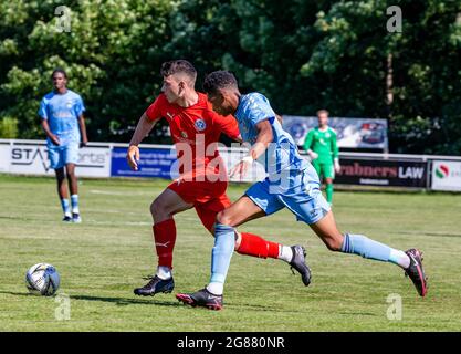 Il Warrington Rylands 1906 FC ha ospitato il Coventry City FC U23 nella terza partita di calcio pre-stagione della stagione 2021-2022 Foto Stock