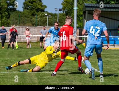 Il Warrington Rylands 1906 FC ha ospitato il Coventry City FC U23 nella terza partita di calcio pre-stagione della stagione 2021-2022 Foto Stock