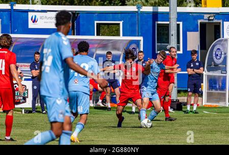 Il Warrington Rylands 1906 FC ha ospitato il Coventry City FC U23 nella terza partita di calcio pre-stagione della stagione 2021-2022 Foto Stock