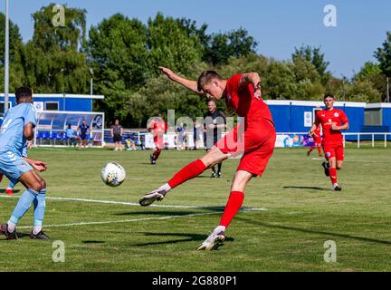 Il Warrington Rylands 1906 FC ha ospitato il Coventry City FC U23 nella terza partita di calcio pre-stagione della stagione 2021-2022 Foto Stock