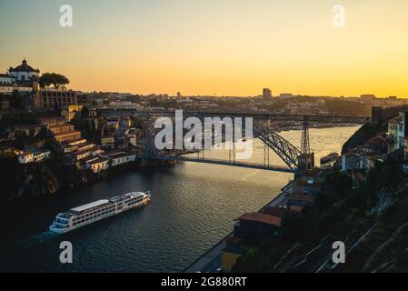 Ponte Dom Luiz sul fiume douro a porto in portogallo al crepuscolo Foto Stock