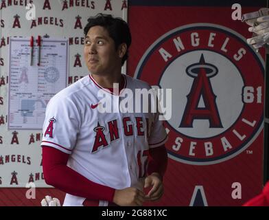 Anaheim, Stati Uniti. 17 luglio 2021. Los Angeles Angels ha designato Hitter Shohei Ohtani (17) nel dugout prima della partita contro i Seattle Mariners all'Angel Stadium di Anaheim sabato 17 luglio 2021. Foto di Michael Goulding/UPI Credit: UPI/Alamy Live News Foto Stock