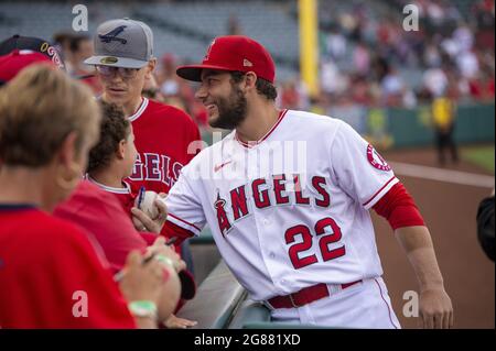 Anaheim, Stati Uniti. 17 luglio 2021. Il terzo baseman David Fletcher (22) di Los Angeles Angels saluta i fan prima della partita contro i Seattle Mariners all'Angel Stadium di Anaheim sabato 17 luglio 2021. Foto di Michael Goulding/UPI Credit: UPI/Alamy Live News Foto Stock