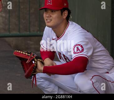 Anaheim, Stati Uniti. 17 luglio 2021. Los Angeles Angels ha designato Hitter Shohei Ohtani (17) nel dugout prima della partita contro i Seattle Mariners all'Angel Stadium di Anaheim sabato 17 luglio 2021. Foto di Michael Goulding/UPI Credit: UPI/Alamy Live News Foto Stock