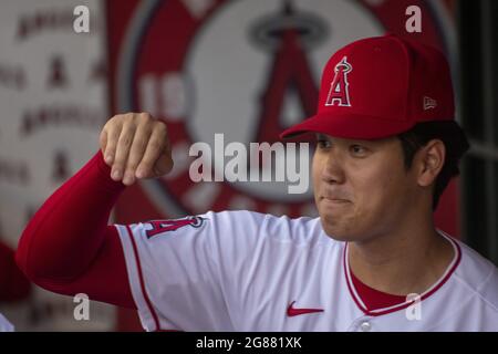 Anaheim, Stati Uniti. 17 luglio 2021. Los Angeles Angels ha designato Hitter Shohei Ohtani (17) nel dugout prima della partita contro i Seattle Mariners all'Angel Stadium di Anaheim sabato 17 luglio 2021. Foto di Michael Goulding/UPI Credit: UPI/Alamy Live News Foto Stock