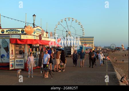 La Promenade, il lungomare, il luna Park, la spiaggia, i turisti, Hunstanton, Norfolk, Inghilterra Foto Stock