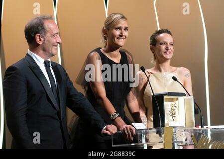 Vincent Lindon (l-r), Julia Ducournau e Agathe Rousselle si pongono con il Palme d'Or "Best Movie Award" per "Titane" alla cerimonia di chiusura del 74a Festival annuale del cinema di Cannes al Palais des Festivals a Cannes, Francia, il 17 luglio 2021. Foto Stock