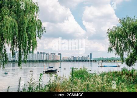 Yeouido Hangang River Park e edifici moderni a Seoul, Corea Foto Stock