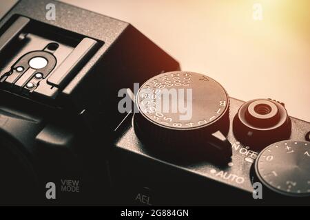 primo piano di stile vintage del selettore di velocità dell'otturatore sulla fotocamera digitale Foto Stock