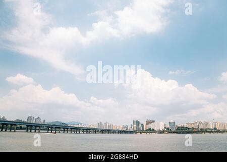 Ponte Mapo ed edifici moderni al Parco del Fiume Yeouido Hangang a Seoul, Corea Foto Stock