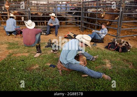 Bloomington, Stati Uniti. 02 luglio 2021. I cowboy del rodeo aspettano di cavalcare tori e cavalli durante il 3 Bar J Rodeo alla fiera della contea di Monroe. La fiera della contea di Monroe a Bloomington, Indiana, è un'esposizione annuale di artigianato, prodotti agricoli e bestiame durante la settimana, una riunione della comunità e un festival che si tiene nella zona fieristica della contea. Le fiere della contea negli Stati Uniti sono una tradizione e una parte della cultura profondamente radicata nella vita rurale americana. Le fiere della contea sono iniziate molto tempo fa come un modo per gli agricoltori e i lavoratori agricoli di riunirsi e socializzare. Credit: SOPA Images Limited/Alamy Live News Foto Stock