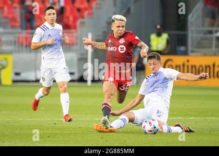 Toronto, Ontario, Canada. 17 luglio 2021. Yeferson Soteldo (30), Rodrigo Schlegel (15) e Mauricio Pereyra (10) in azione durante il gioco MLS tra il Toronto FC e Orlando City SC. Il gioco è terminato il 1-1 (Credit Image: © Angel Marchini/ZUMA Press Wire) Foto Stock