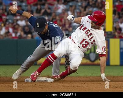 Anaheim, Stati Uniti. 18 luglio 2021. Il secondo baseman degli Angeli di Los Angeles, Phil Gosselin (13), scivola con un doppio davanti al tag di Seattle Mariners shortstop Dylan Moore (25) nella partita contro i Seattle Mariners all'Angel Stadium di Anaheim sabato 17 luglio 2021. Foto di Michael Goulding/UPI Credit: UPI/Alamy Live News Foto Stock