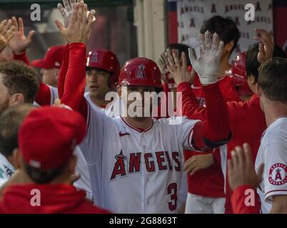 Anaheim, Stati Uniti. 18 luglio 2021. Il fielder di destra degli Angels di Los Angeles Taylor Ward (3) è accolto nel dugout dopo una corsa a casa di 2 run nel 5 inning nella partita contro i Seattle Mariners all'Angel Stadium di Anaheim sabato 17 luglio 2021. Foto di Michael Goulding/UPI Credit: UPI/Alamy Live News Foto Stock