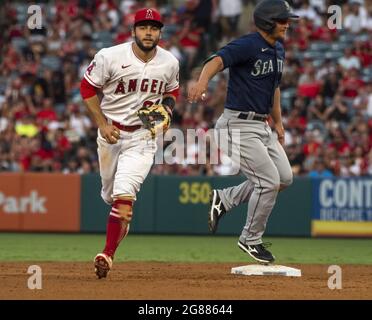 Anaheim, Stati Uniti. 18 luglio 2021. Il terzo baseman David Fletcher degli Angels di Los Angeles (22) ha completato un doppio gioco sul terzo baseman di Seattle Mariners Kyle Seager (15) nel quinto inning della partita contro i Seattle Mariners all'Angel Stadium di Anaheim sabato 17 luglio 2021. Foto di Michael Goulding/UPI Credit: UPI/Alamy Live News Foto Stock