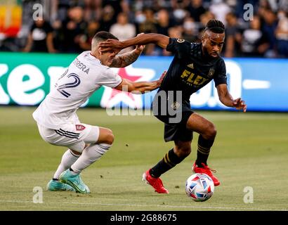 Los Angeles, California, Stati Uniti. 17 luglio 2021. Los Angeles FC Forward Raheem Edwards (44) e il difensore del Real Salt Lake Aaron Herrera (22) si sfidano per la palla durante una partita di calcio MLS tra il Real Salt Lake e il Los Angeles FC sabato 17 luglio 2021 a Los Angeles. (Credit Image: © Ringo Chiu/ZUMA Press Wire) Foto Stock