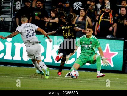 Los Angeles, California, Stati Uniti. 17 luglio 2021. Il difensore del Real Salt Lake Aaron Herrera (22) segna il portiere del Los Angeles FC Tomas Romero (30) durante una partita di calcio MLS tra il Real Salt Lake e il Los Angeles FC sabato 17 luglio 2021 a Los Angeles. (Credit Image: © Ringo Chiu/ZUMA Press Wire) Foto Stock