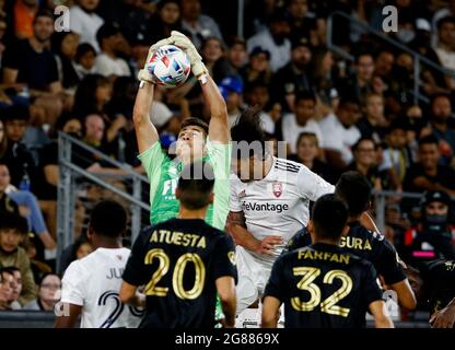 Los Angeles, California, Stati Uniti. 17 luglio 2021. Il portiere del Los Angeles FC Tomas Romero (30) prende la palla accanto al difensore del Real Salt Lake Marcelo Silva (30) durante una partita di calcio MLS tra il Real Salt Lake e il Los Angeles FC sabato 17 luglio 2021 a Los Angeles. (Credit Image: © Ringo Chiu/ZUMA Press Wire) Foto Stock